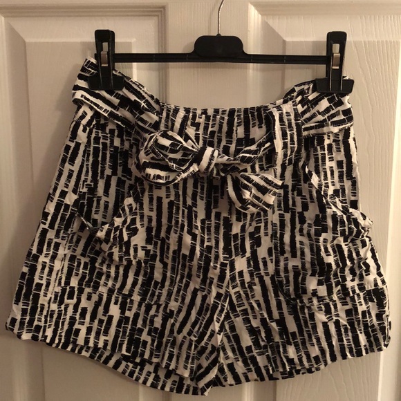 Apt. 9 Pants - Apt. 9 Black & White dress shorts Size 4